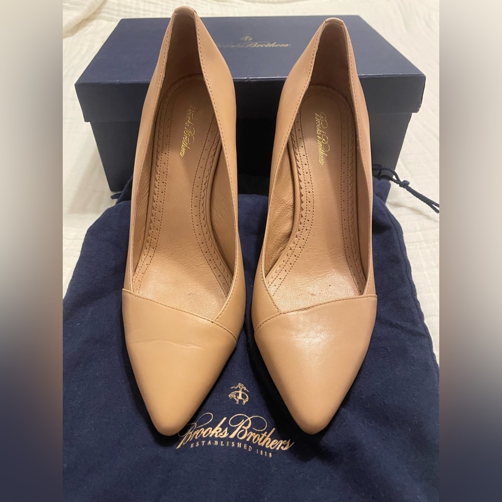 Brooks Brothers nude pumps. Size 8 - Picture 2 of 4
